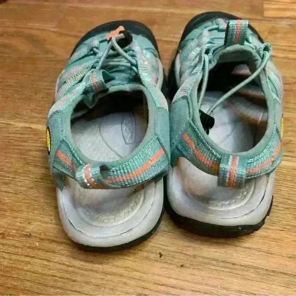 KEEN  Outdoor Youth Sport Sandal. Size 5 Aqua Blue and Orange.